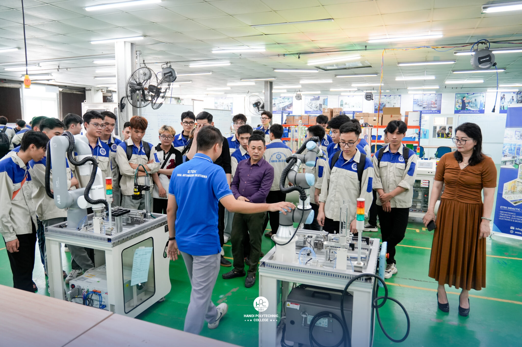 Hơn 100 sinh viên khoa Công nghệ Ô tô có mặt đầy đủ tại hội trường để lắng nghe đại diện Tân Phát Etek chia sẻ về cơ hội việc làm