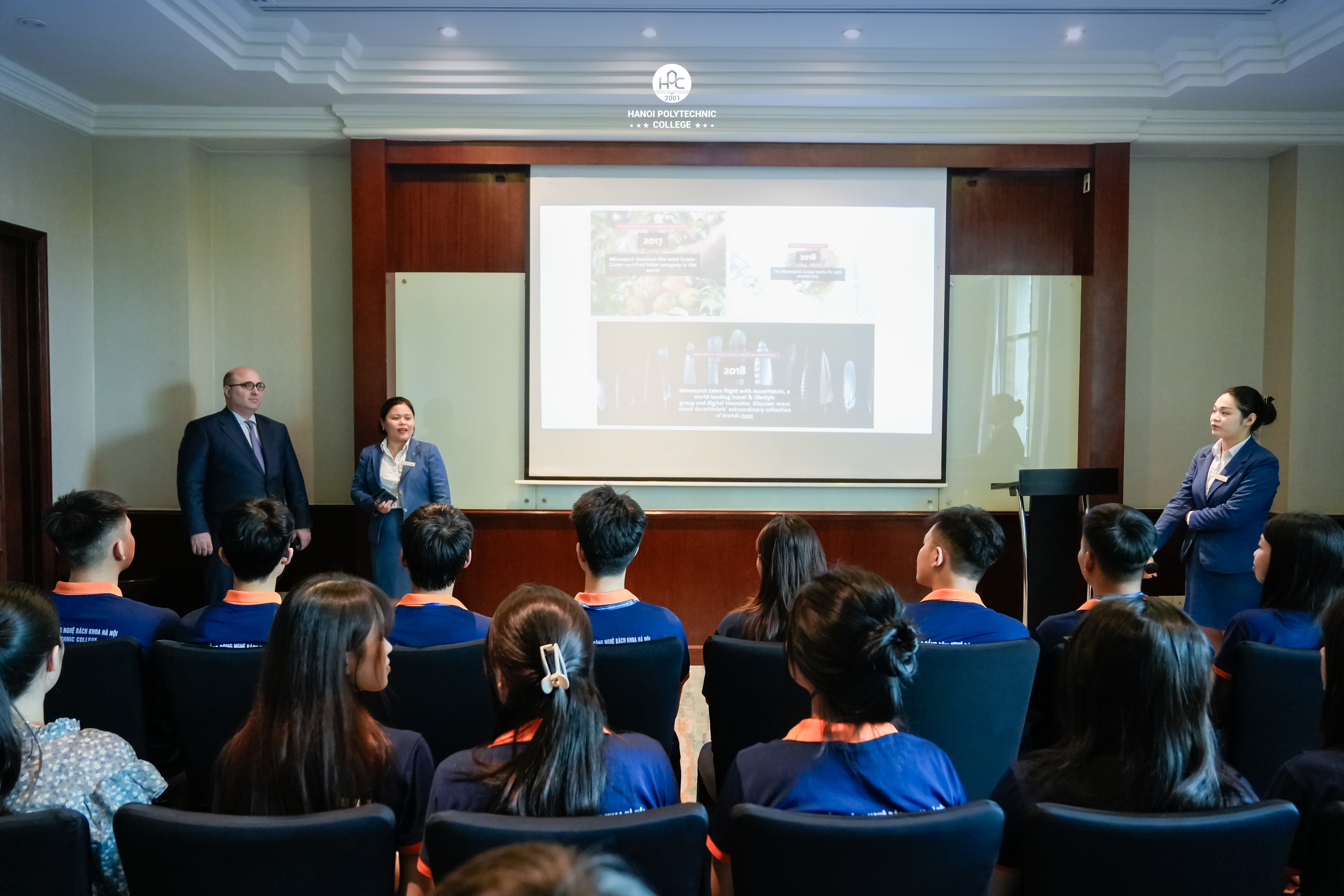 Sinh viên Khoa Du Lịch - Khách sạn