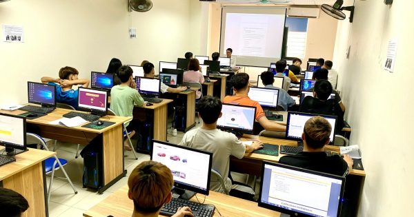 Sinh viên HPC trong giờ học lập trình máy tính